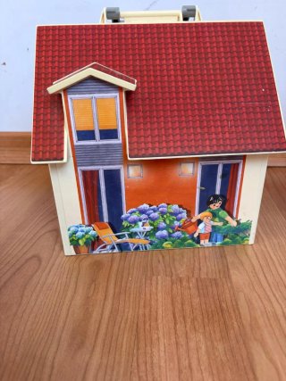 Casa de juguete con figuras