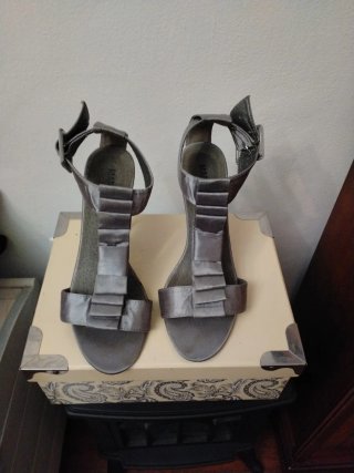 Sandalias de tacón plateadas para fiesta