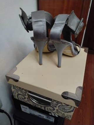 Sandalias de tacón plateadas para fiesta