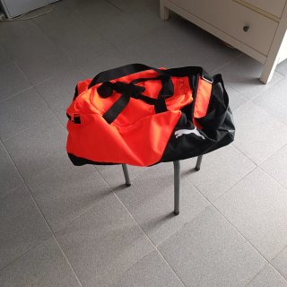Bolso deportivo Puma naranja y negro