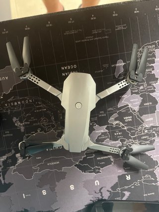 Dron con cámara gris