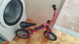 Bicicleta de equilibrio roja