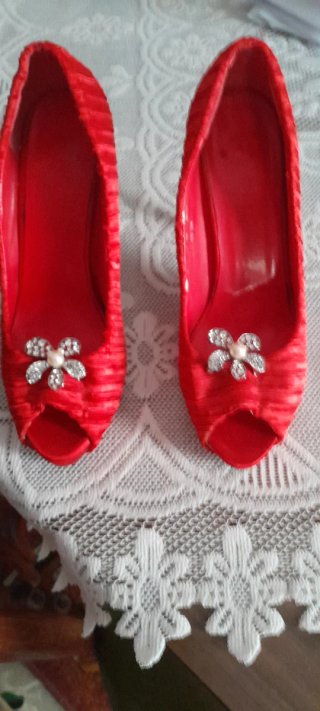 Zapatos de fiesta rojos con pedrería