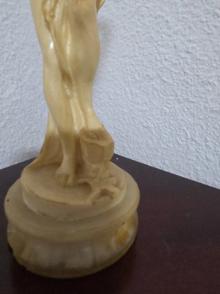 Figura decorativa mujer clásica
