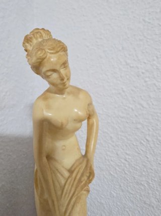Figura decorativa mujer clásica