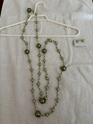 Juegos de collares y pendientes.Precio por juego