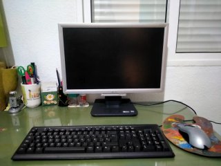 Computer desktop grigio completo