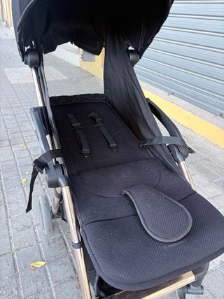 Silla de paseo negra y dorada