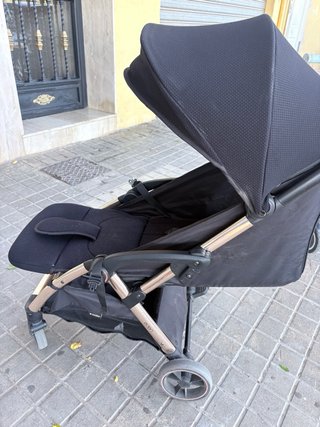 Silla de paseo negra y dorada