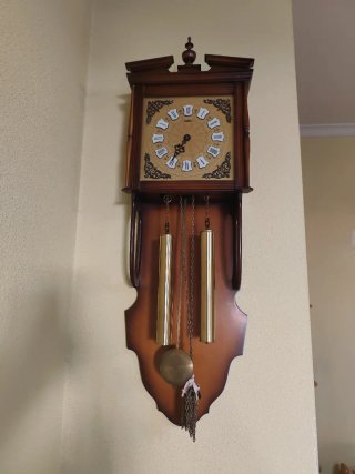 Reloj de pared de madera con péndulo