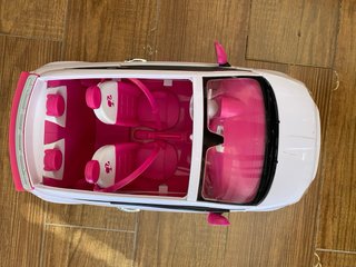 Coche Barbie Fiat 500 Blanco y Rosa