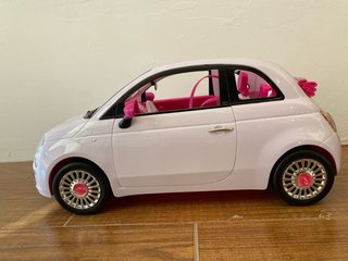 Coche Barbie Fiat 500 Blanco y Rosa