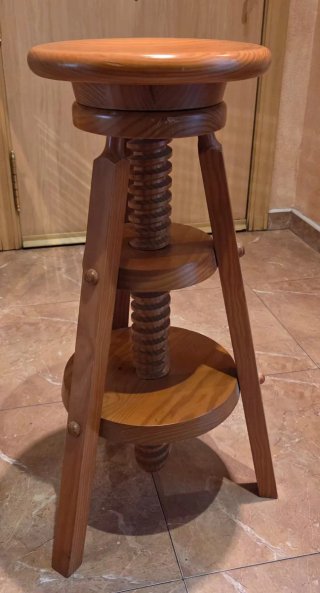 Taburete de madera regulable
