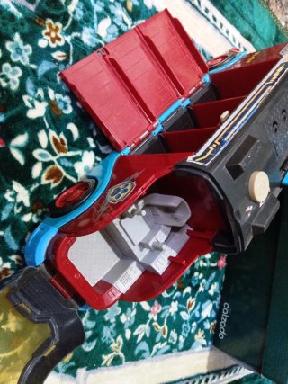 Juguete de vehículo rojo y azul