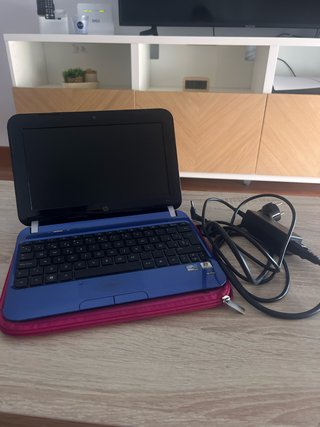 Mini portátil HP azul con funda rosa