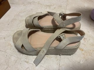 Sandalias cuña beige