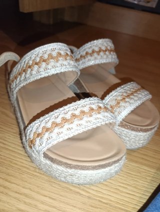 Sandalias cuña beige y blanco