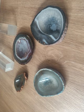 Adornos de piedra y madera petrificada