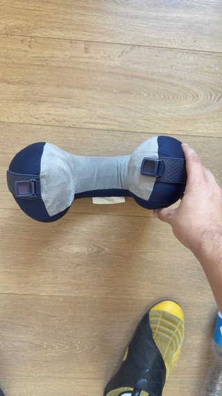 Almohada de viaje azul y gris