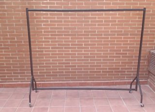 Burra perchero metálico con ruedas