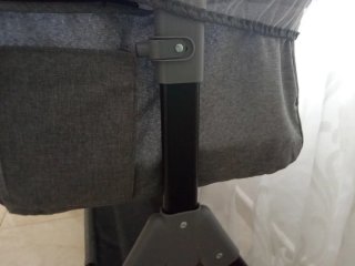 Cuna de bebé gris con mosquitera