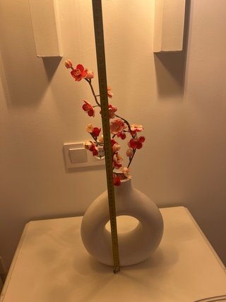 Jarrón de cerámica con ramas de cerezo