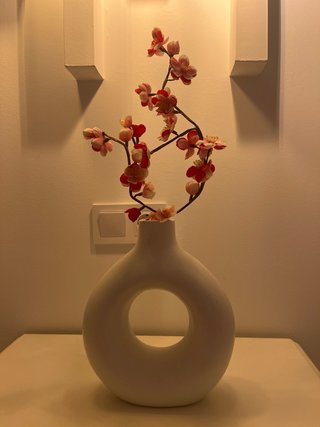 Jarrón de cerámica con ramas de cerezo