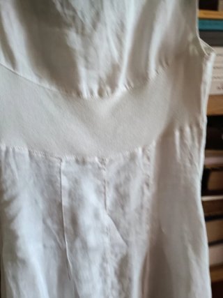 Abito bianco con design particolare