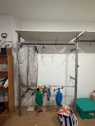 Estanterías y perchero modular comercial