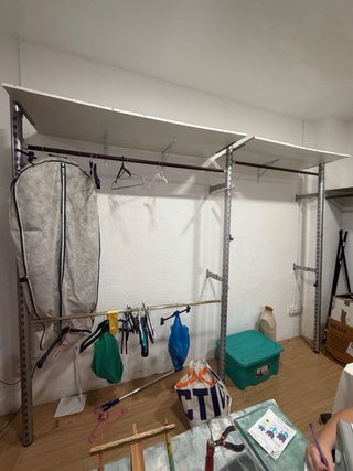 Estanterías y perchero modular comercial