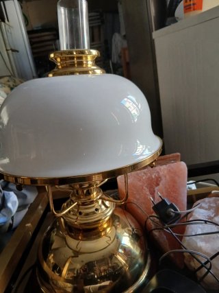 Lampada da tavolo dorata e bianca