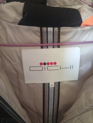 Dichi Chaqueta Negra con Capucha de Pelo
