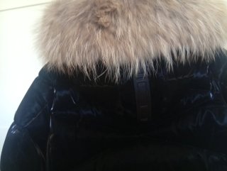 Dichi Chaqueta Negra con Capucha de Pelo