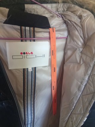 Dichi Chaqueta Negra con Capucha de Pelo