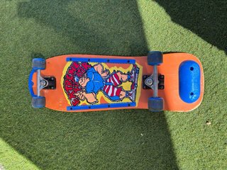 Skateboard nens amb proteccions i casc