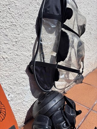 Skateboard nens amb proteccions i casc