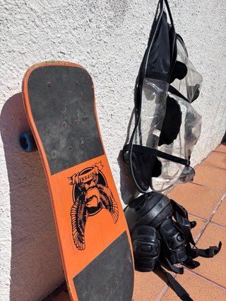 Skateboard nens amb proteccions i casc