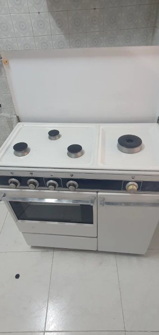 Cocina de gas clásica blanca