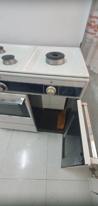Cocina de gas clásica blanca