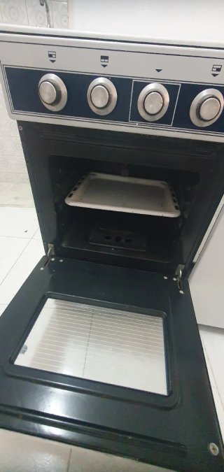 Cocina de gas clásica blanca