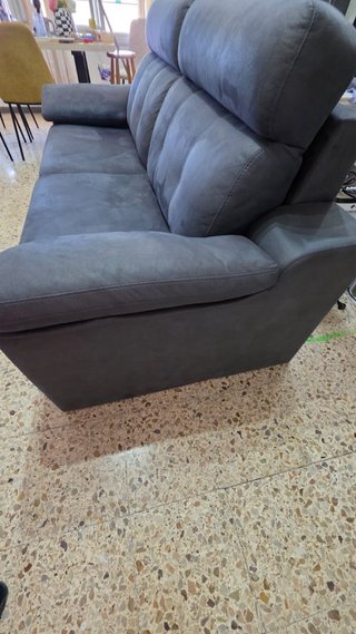 Sofá gris de tela de 2 plazas