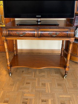 Mesa TV de madera clásica con cajones y ruedas