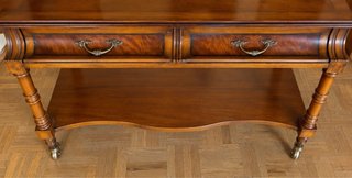 Mesa TV de madera clásica con cajones y ruedas