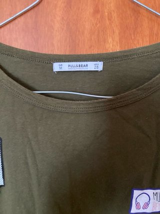 Camiseta Pull&Bear verde militar parches