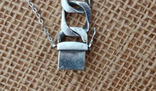 Antigua pulsera de plata.