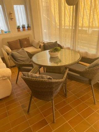 Mesa de cristal con 4 sillas