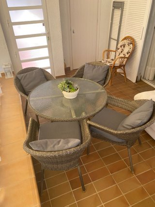Mesa de cristal con 4 sillas