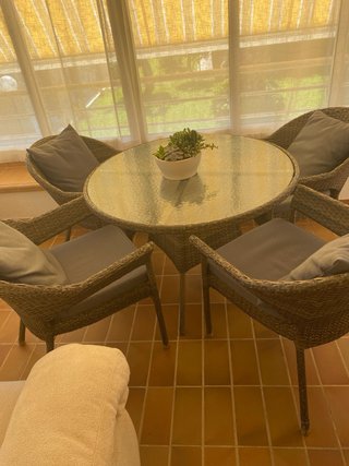 Mesa de cristal con 4 sillas
