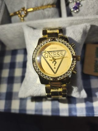 Reloj Guess Dorado con Bisel Brillante