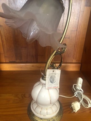 Lámpara de mesa dorada y blanca